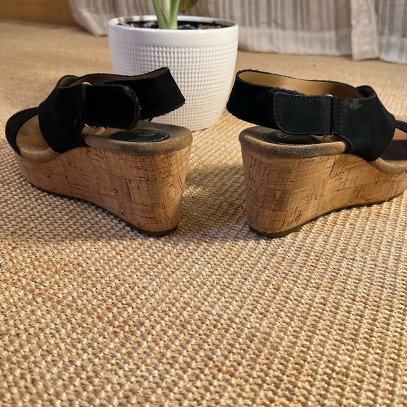 Black, suede Clark’s artisan sandles - Picture 3 of 6